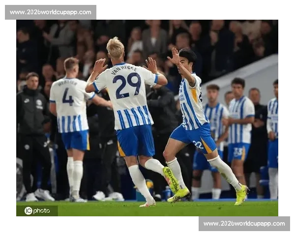 布莱顿 2025-26 主场球衣发布！邓克、吕特领衔演绎蓝白新章